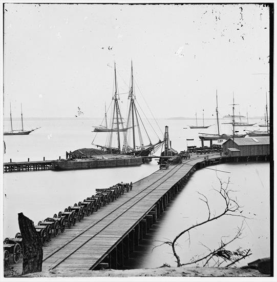 Marynarka, artyleria - libofcongr212 City Point, Va. Wharf, Federal artillery, and anchored schooners.jpg
