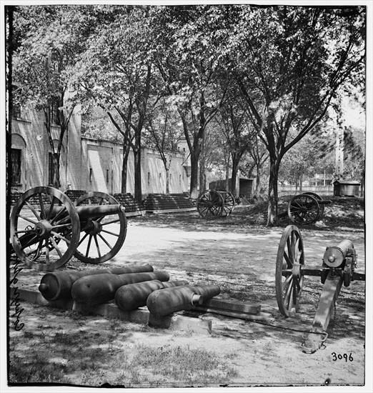 Marynarka, artyleria - libofcongr035 Charleston, S.C. Blakely guns and ammunition in the Arsenal yard.jpg