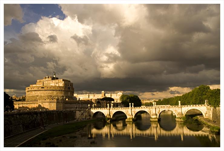 podróże - Rzym, Zamek św. Anioła na tle chmur.jpg