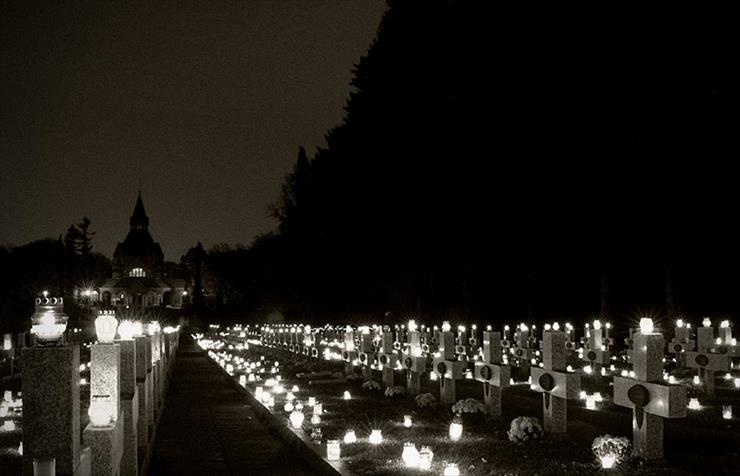 Moja galeria foto - Cmentarz w nocy w Dzień Zaduszny.jpg