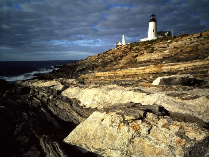 Latarnie morskie - Sunrise light on Pemaquid Lighthouse, New Harbor, Maine.jpg