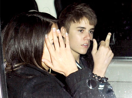 Justin Bieber - justin-bieber-middle-finger.jpg