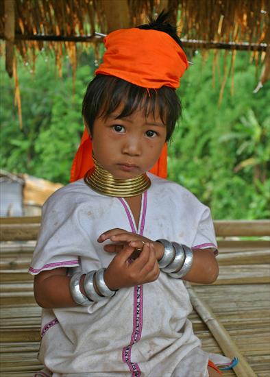Birma  królowie i generałowie - Karen Padaung Girl Portrait.jpg