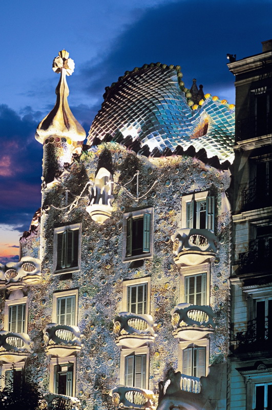 Gaudi - Kamieniczki w Barcelonie - 2c873f717f3d.jpg
