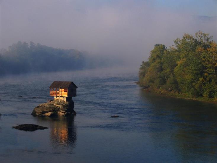 Śmieszne domy - House on the Drina River, in Western Serbia.jpg