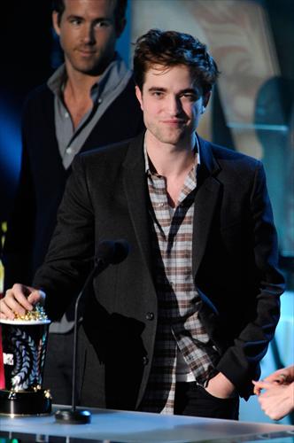 MTV Movie Awards 2011 - robertpattinsonmqmtvmovieawards2-1.jpg
