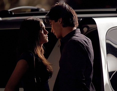 Elena Katherine i mężczyźni - Damon-Elena-2x03-Bad-Moon-Rising-HQ-damon-and-elena-15060417-2000-1333.jpg