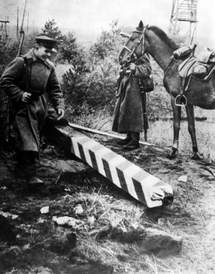 0 - wrzesień 1939 - Na zdjęciu - żołnierz sowiecki niszczy polski słup graniczny, październik 1939.bmp
