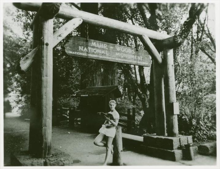 Kalifornia - Woman posing with book by the entrance to Muir Woods National Monument.jpeg