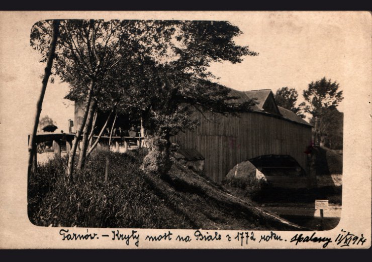 Tarnów na starej fotografii - Kryty most na Białejz 1772 roku, spalony w 1914.jpg