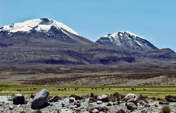 Chile - wulkany Acotango i Cerro Capurata.jpg