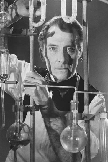 1957.Przekleństwo Frankensteina - The Curse of Frankenstein - 567full-the-curse-of-frankenstein-photo.jpg