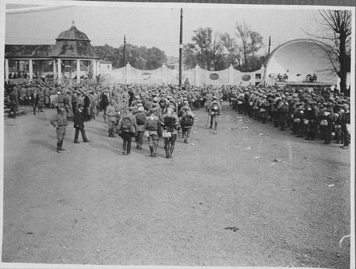 Archiwalne zdjęcia - 1914 Legioniści Piłsudskiego na stadionie Wisły 6.jpg