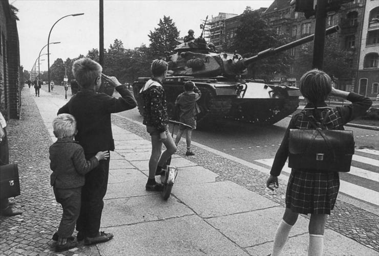 XIX-XX - Florilges photos denfants -  1964 Ren Burri Guerre civile en Irlande du Nord.jpg