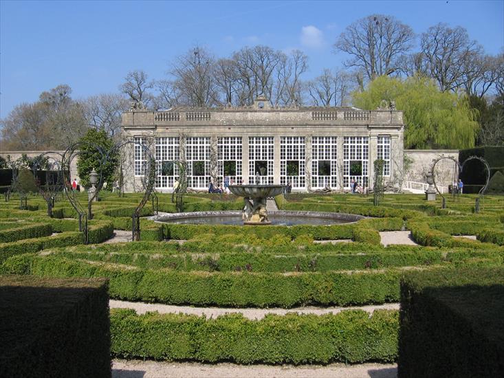 oranżerie - Orangery_and_maze_Longleat1.jpg